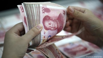 Курс юаня к доллару упал до самой низкой отметки за 11 лет