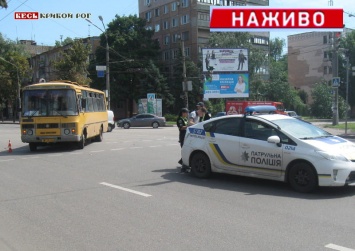 В Кривом Роге маршрутное такси совершило наезд на человека на пешеходном переходе на ул. Лермонтова в Кривом Роге (фото, видео)