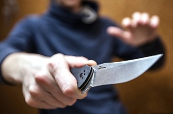 Напал на женщину с ножом: ограбление среди белого дня