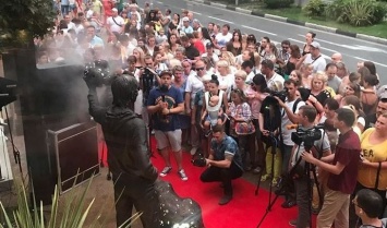 Жанна Левина-Мартиросян посмеялась над памятником Рыжему «Иванушке»