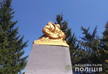 Памятник был установлен на привокзальной площади в Здолбунове в 1964 году