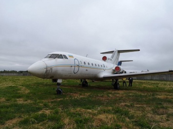 В интернете выставили на продажу Як-40, стоящий в аэропорту Жуляны