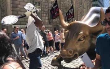 В Нью-Йорке вандал повредил статую быка