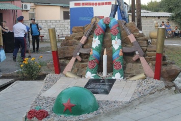 В «ЛНР» боевики поставили нелепый памятник погибшим сообщникам: изваяние рассмешило сеть (фото)