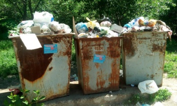 Подземные мусорные баки два года назад торжественно открытые киевскими властями на улице Туполева не функционируют