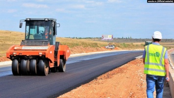 На строительстве дорог в оккупированном Крыму работает техника западных производителей. Расследование