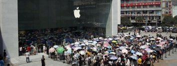 Apple и огромные очереди: официально стартовали продажи iPhone по всему миру