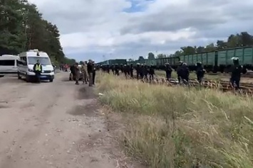 Во Львовской области произошли столкновения между полицией и активистами, которые блокировали вагоны с российским углем