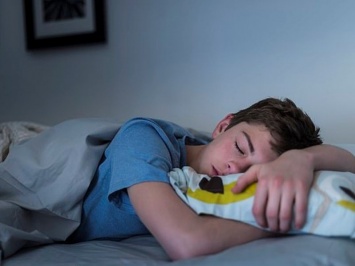 Ученые переустановили биологические часы спящих подростков
