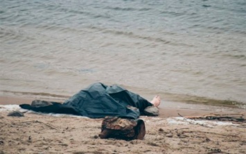 Женщина, чье тело днями нашли на мелководье у берега Днепра, погибла в результате несчастного случая либо суицида