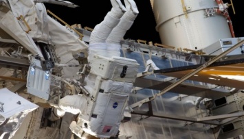 Американские астронавты семь часов подряд провели за пределами МКС