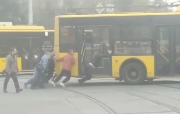 В Киеве пассажиры толкали сломанный троллейбус