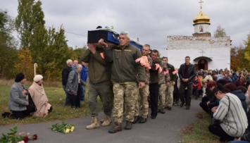 В Черкасской области похоронили бойца, который погиб в зоне ООС