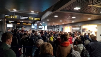 Десятки украинцев застряли в аэропорту Латвии: детали ЧП и фото с места (фото)