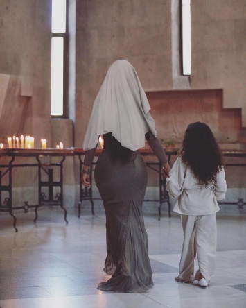 Кардашьян приняла крещение в Армении, внезапно появившись в церкви в обтягивающем платье