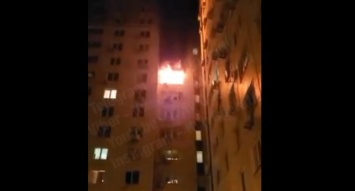 В Киеве жилую многоэтажку охватило пламя: видео