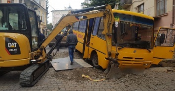В Черновцах школьный автобус с детьми на скорости влетел в вырытую яму