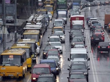 ЧП в Киеве: движение транспорта остановилось - центр города ушел под воду