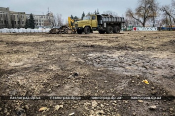 На центральной площади Павлограда во время реконструкции нашли старинную брусчатку (ФОТОФАКТ)