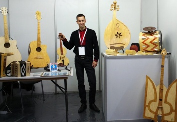 Украинец создал музыкальные инструменты из спичек