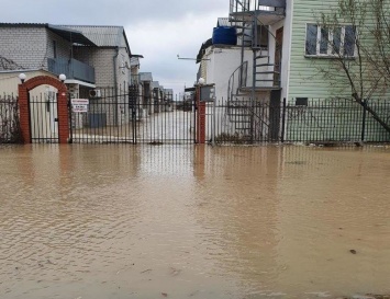 Уровень воды около метра: в Кирилловке затопило базы отдыха, - ФОТО