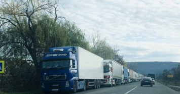 На границе Украины и Словакии образовались километровые пробки из грузовиков (ФОТО)