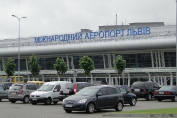Во Львоском аэропорту ЧП: самолет съехал с полосы (ФОТО)