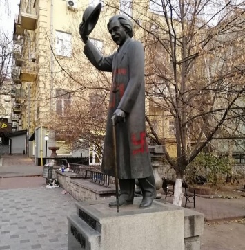 В Киеве нарисовали свастику на памятнике писателю Шолом-Алейхему
