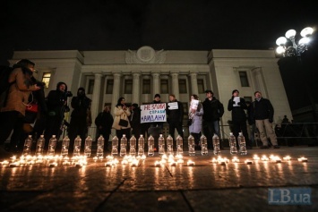 Под Радой проходит акция в поддержку адвоката семей Небесной сотни Евгении Закревской