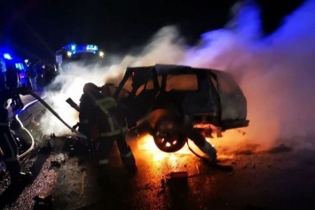 Из-за ДТП возле Черновцов загорелся автомобиль, погибли двое взрослых и ребенок