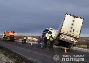 В первый снегопад в Днепропетровской области произошло 17 ДТП с учетом грузовых автомобилей
