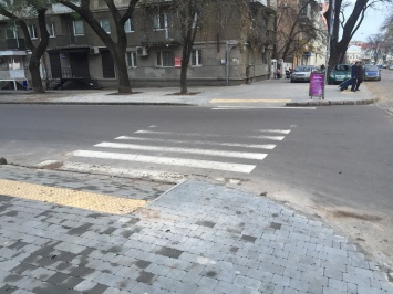 В Приморском районе Одессы ремонтируют тротуары по улице Нежинской