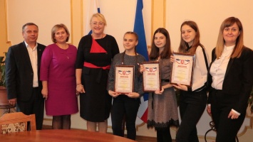 Крымские школьницы поедут в Москву за лучшее сочинение о финансах
