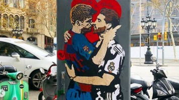 В Барселоне появилось граффити со страстным поцелуем Пике и Рамоса