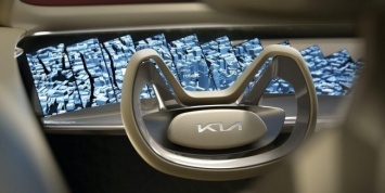 Появились фото автомобиля KIA с новым логотипом