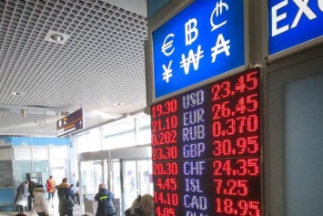 Доллар ниже 20 грн: украинцы жалуются на аномально низкий курс в обменниках