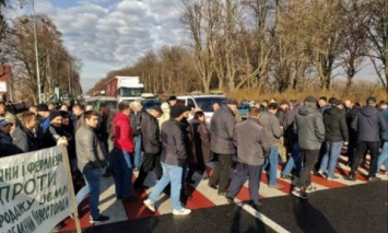 Активисты перекрыли главные автомагистрали Украины и столичный Крещатик, протестуя против земельной реформы