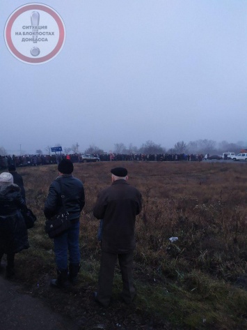 В последние дни на КПВВ "Станица Луганская" скапливаются большие очереди. ФОТО