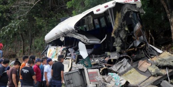 Страшная авария унесла 22 жизни: грузовик с размаху влетел в набитый людьми автобус (фото)