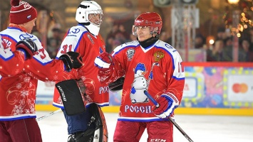 Путин в очередной раз вышел на лед: хоккейный матч состоялся на Красной площади - видео