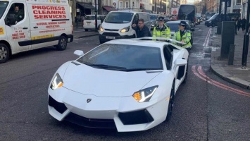 Британским полицейским пришлось вручную толкать сломанный Lamborghini Aventador (ФОТО)