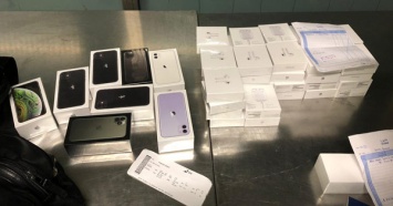 В аэропорту "Борисполь" у молодого человека отняли 8 "айфонов" и 46 эппловских наушников