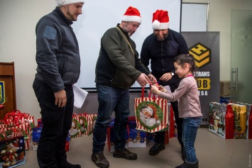Квадрокоптеры, смарт-часы и колонки: дети погибших за Украину воинов получили новогодние гаджеты от "помощников Санты" из АТО (общество)
