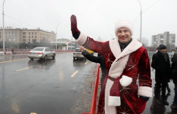 Кличко на квадроцикле в костюме Деда Мороза открыл Шулявский мост