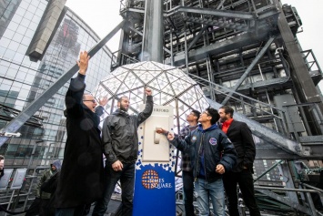 Праздник приближается: в Нью-Йорке зажгли знаменитый хрустальный шар (фото, видео)