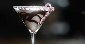 Сладкая новогодняя ночь: 10 вкусных коктейлей с ликером