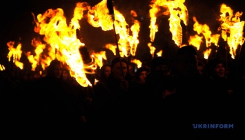 В Киеве началось факельное шествие в честь Степана Бандеры