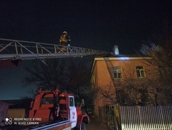 На Киевщине мужчина в состоянии опьянения вылез на крышу дома с 3-х годовалым ребенком