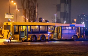 В Киеве Lexus влетел в автобус, есть пострадавшие