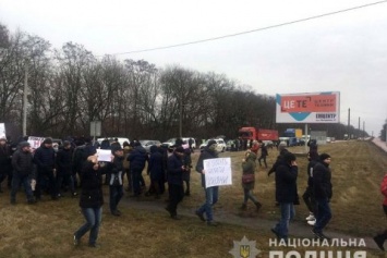 Под Ровно перекрыли дорогу в знак протеста против строительства деревообрабатывающего завода